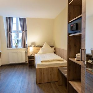 Zimmer mit Kingsize-Bett
